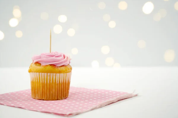 Cupcake Topper Mockup. Fond blanc avec des lumières de fée de fête bokeh. — Photo