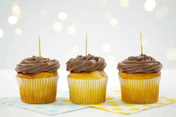 Cupcake Topper Mockup. Fondo blanco con luces de hadas de fiesta bokeh. — Foto de Stock