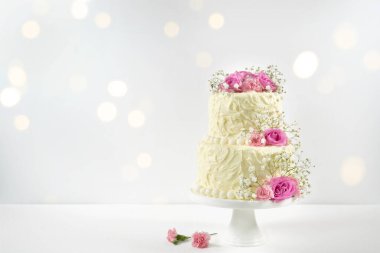 Düğün ya da doğum günü pastası Bokeh Parti Işıkları.