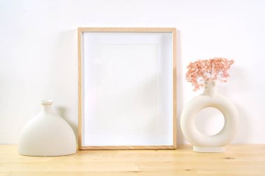 Sanat baskısı dikey çerçeve ürünü modeli. Boho temalı ürün modeli İskandinav Boho seramik vazoları beyaz arka planda.