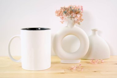 Büyük beyaz kahve fincanı maketi. Boho temalı ürün modeli İskandinav Boho seramik vazoları beyaz arka planda.