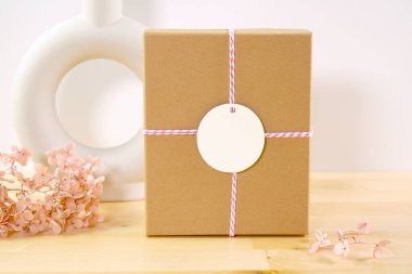 Yuvarlak hediye etiketi ve hediye ürün modeli. Boho temalı ürün modeli İskandinav Boho seramik vazoları beyaz arka planda.