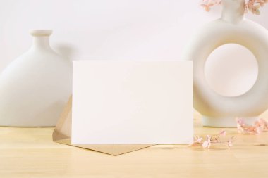 Yatay beyaz 5x7 tebrik kartı, parti daveti ürün modeli. Boho temalı ürün modeli İskandinav Boho seramik vazoları beyaz arka planda.