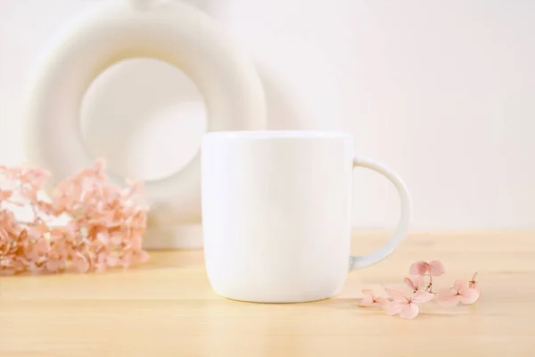 标准的白咖啡杯产品模型 Boho主题工艺产品的造型风格与斯堪的纳维亚Boho北欧陶瓷花瓶白色背景 — 图库照片