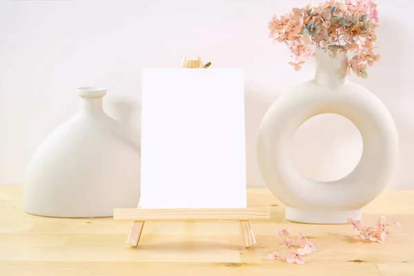 具有垂直卡片产品模型的桌架 Boho主题工艺产品的造型风格与斯堪的纳维亚Boho北欧陶瓷花瓶白色背景 — 图库照片