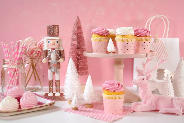 Trend Pink Christmas Childrens Party Table Cupcakes Pink Nutcracker Reindeer — Zdjęcie stockowe