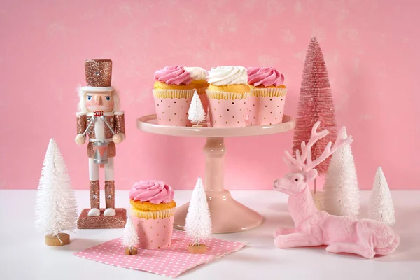 Trend Pink Christmas Childrens Party Table Cupcakes Pink Nutcracker Reindeer — Stock Photo, Image