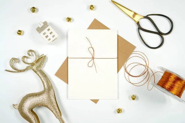 Fehér Arany Téma Karácsonyi Ünnep Ajándék Csomagolás Háttér Rénszarvas Dísz — Stock Fotó