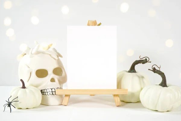 Produktattrappe Halloween Party Tischstaffelei Mit Karten Und Weißen Totenkopfkürbissen Vor — Stockfoto