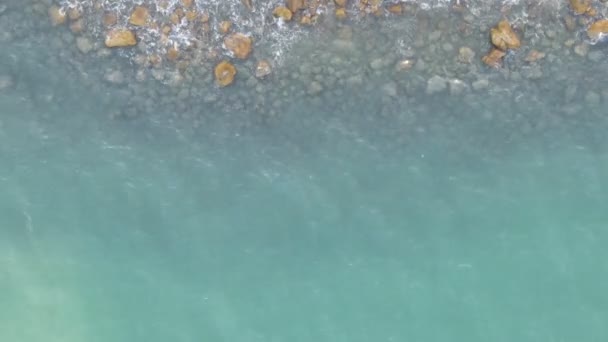 Ovanifrån Små Havsvågor Blåser Försiktigt Vattenytan Klipporna Omgivna Havsvatten — Stockvideo