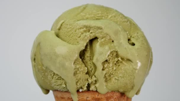 Таяние Зеленого Чая Мороженого Конусе Течет Медленно После Мороженое Растаяло — стоковое видео