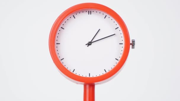时间流逝 橙色时钟显示时间的流逝 钟的指针的运动很快就过去了 白色的背景 — 图库视频影像
