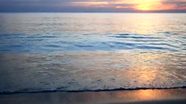Das Sonnenlicht Reflektiert Das Meerwasser Die Meereswellen Wehen Abend Mit — Stockvideo