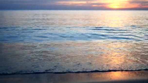 Солнечный Свет Отражается Морской Воде Морские Волны Дуют Ветерком Вечером — стоковое видео