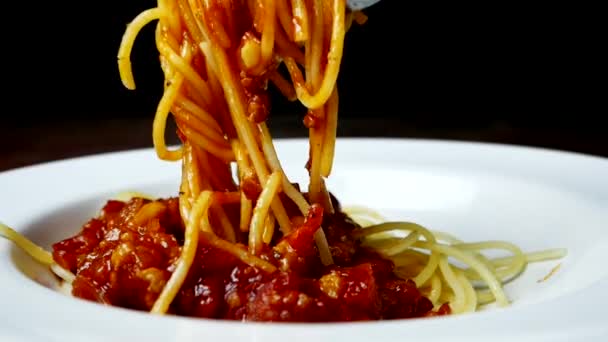 Близько Тарілки Спагетті Томатний Соус Довга Спагетті Виделкою — стокове відео