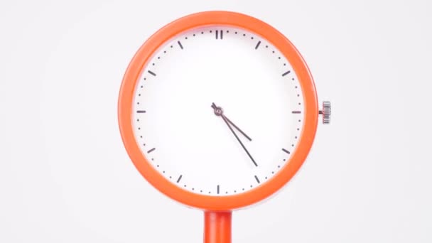时间流逝 橙色时钟显示时间的流逝 钟的指针的运动很快就过去了 白色的背景 — 图库视频影像