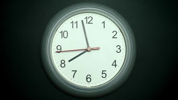 White Wall Clock Tells Time Five Minutes Eight Clock Time — Stock videók