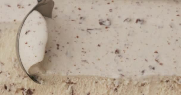 슬로우 바닐라 초콜릿 숟가락 초콜릿 조각이 아이스크림 — 비디오