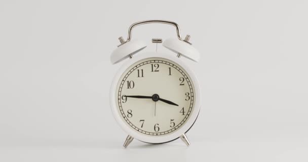Reloj Despertador Aislado Sobre Fondo Blanco Showtime Timelapse Horas — Vídeos de Stock