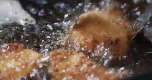 Zamknij Nuggets Smażone Wrzącym Oleju Olej Gotuje Się Dużym Ogniu — Wideo stockowe