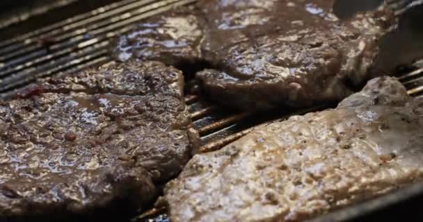 Fermer Gros Plan Steak Porc Steak Poulet Grillent Sur Cuisinière — Video