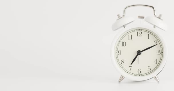 Időeltolódás Fehér Ébresztőóra Megmutatja Időt Órakor Óra Mutatja Eltelt Időt — Stock videók