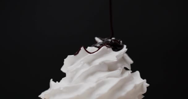 Exprimir Crema Batida Ondas Espirales Vierta Salsa Chocolate Sobre Crema — Vídeo de stock