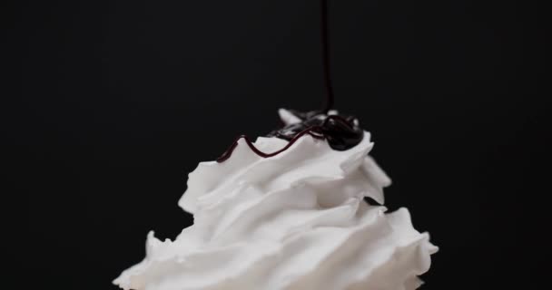 Aperte Chantilly Ondas Espirais Despeje Molho Chocolate Chantilly Macio Fundo — Vídeo de Stock