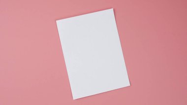 Pembe arkaplanda izole edilmiş beyaz boş kağıt, metin için Üst Görünüm Kopyalama alanı.