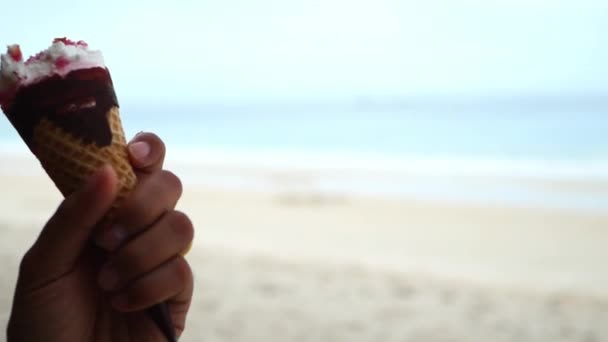 Kobieta Trzymająca Lody Truskawkowe Ręku Jednym Kęsem Tle Jest Morze — Wideo stockowe