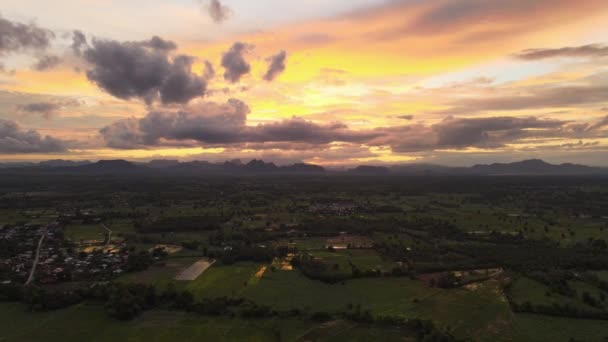 Üst Manzara Bulutları Güneşin Turuncu Parıltısını Engeller Akşam Güneş Batıyor — Stok video
