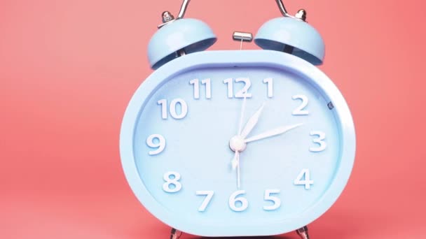 時間経過青目覚まし時計は午後2時に時間を伝える ピンクを背景に一日であっという間に時間が経ちました — ストック動画