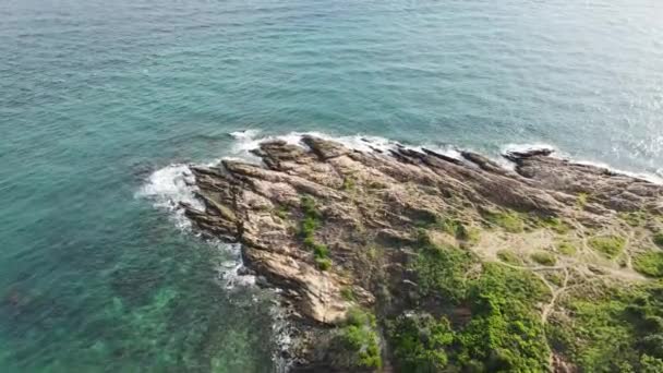 トップビューの風が波の原因で海の水の表面を吹く 青い海の水と太陽の光が水面に輝き — ストック動画