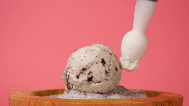 Dondurmanın Üstüne Krema Sıkıştır Ştah Açıcı Görünmesi Için Tatlı Menüsünü — Stok video