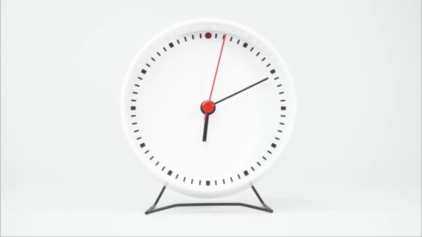 时间流逝的白钟告诉时间7点 是时候醒来了 是时候在白色背景下工作了 — 图库视频影像