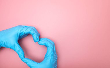 Doktor el aşk sembolü pembe zemin üzerinde, Üst görünüm boşluk tasarım kopyalama alanı için
