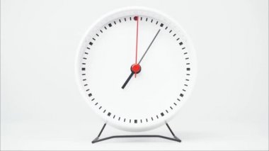 Süre aşımına uğramış beyaz saat, saat 7 'yi gösteriyor. Uyanma ve beyaz arka plan üzerinde çalışma zamanı..