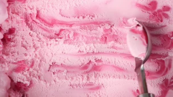 Pomalý Pohyb Nabere Jahodovou Zmrzlinu Lžící Vzor Textura Povrchu Zmrzliny — Stock video