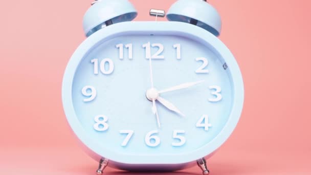 Időeltolódás Kék Ébresztőórája Mutatja Időt Órakor Ideje Befejezni Munkát Rózsaszín — Stock videók