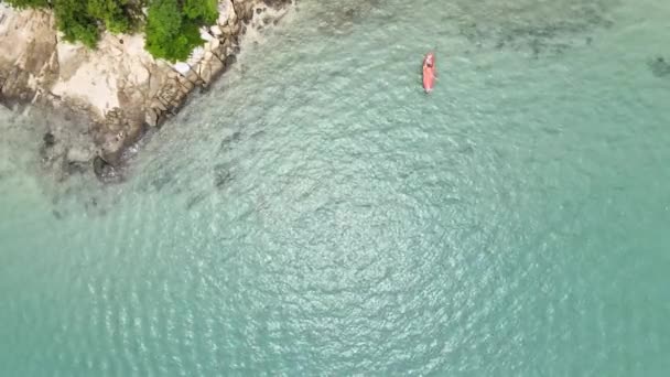 风轻轻吹来 船停泊在海面上 蓝色海水和阳光照射在水面上 — 图库视频影像