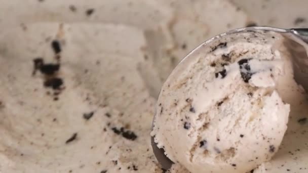 슬로우 스펀지 쿠키와 크림에 숟가락을 아이스크림의 질감에는 초콜릿이 — 비디오