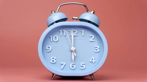 Alarm Saati Saat Altıda Pembe Arka Planda Izole Edilmiş — Stok fotoğraf