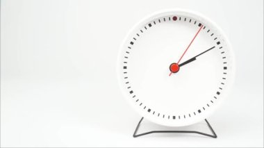 Hızlandırılmış beyaz saat, saat 15: 00 'i gösteriyor. Beyaz arkaplanda zamanın geçişini hızla gösterir..