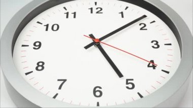 Zaman aşımlı gri duvar saati saatin 6 'da olduğunu gösteriyor. Zaman bir günde çabucak geçti..