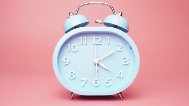 時間経過青目覚まし時計は5時位置に時間を示しています ピンクの背景で仕事を終える時間 — ストック動画