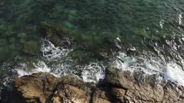 Meereswellen Krachen Von Oben Gegen Die Felsen Klares Meerwasser Kann — Stockvideo