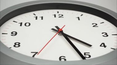 Zaman atlamalı gri duvar saati saat 5: 15 'i gösteriyor. Zaman bir günde çabucak geçti..