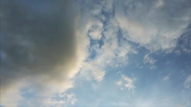 Hızlandırılmış bulut hareketi ve şekil değiştirme rengi. Güneşli bir günde gökyüzü ve beyaz bulutlar.