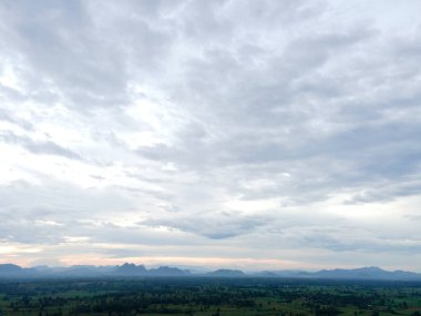 Panorama manzaralı dağ. Arka planda beyaz bulutlar.