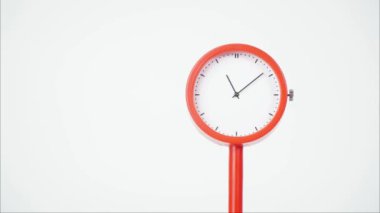 Modern turuncu saat zamanın akışını gösteriyor. Beyaz arkaplanda saat yönünde hızlı döndürme.